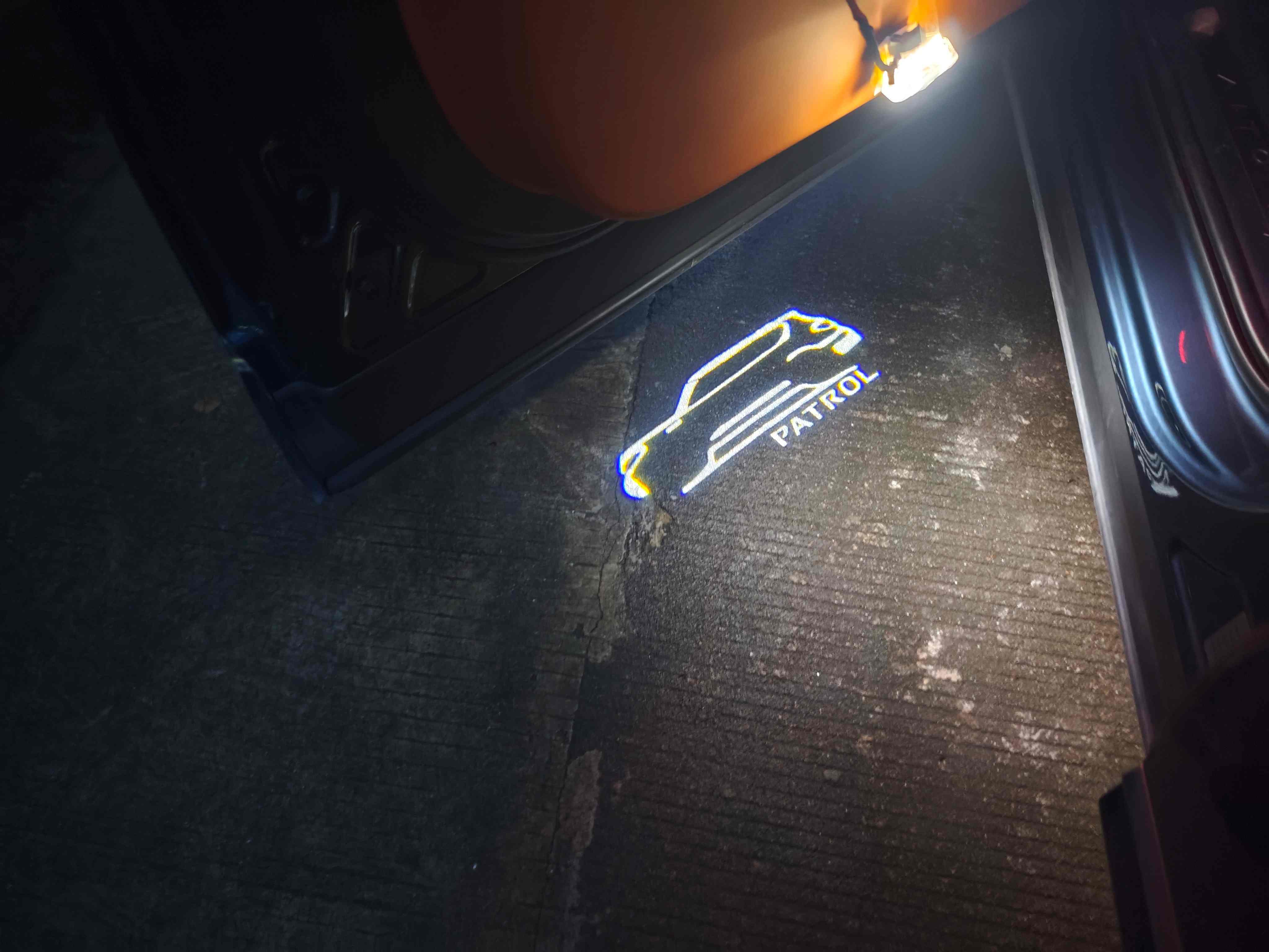 Luzes de boas-vindas universais e personalizadas para carros